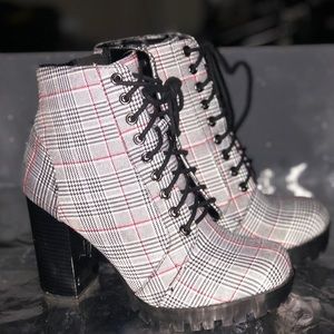 Size 8.5  vintage plaid design Heels